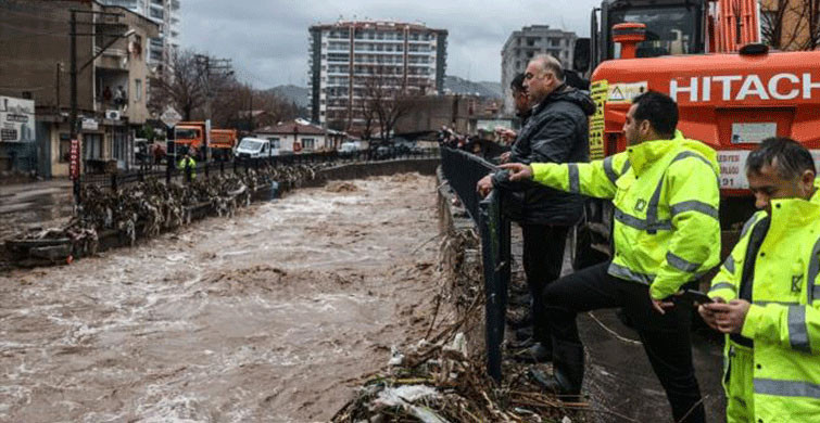  DERE TAŞTI, DOLMUŞTA MAHSUR KALDILAR