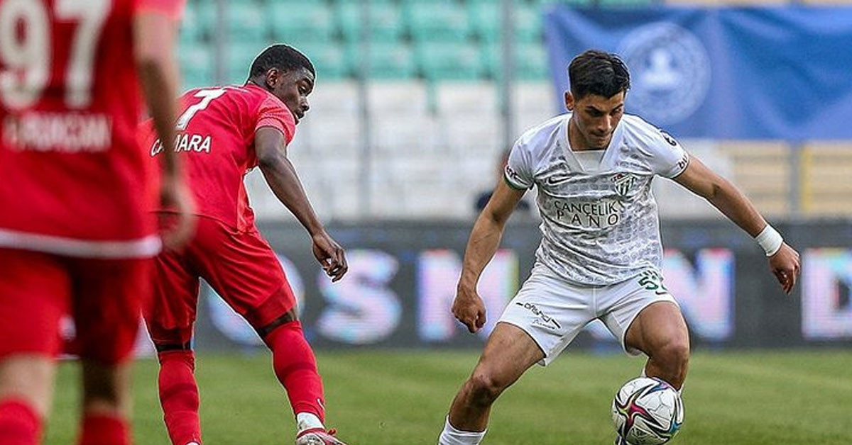 Hangi mevkide oynuyor?