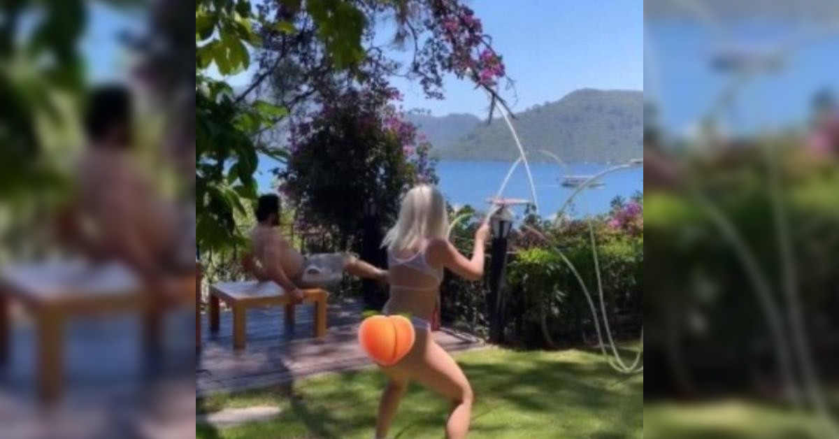 Kalçalarını şeftali emojisiyle sansürledi