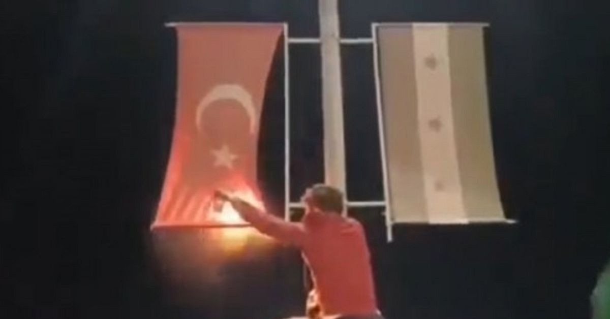 Suriyeliler tarafından Türk bayrağı yakıldı