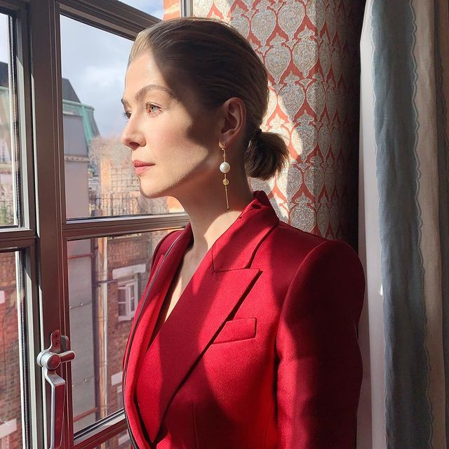 ROSAMUND PİKE KİMDİR?