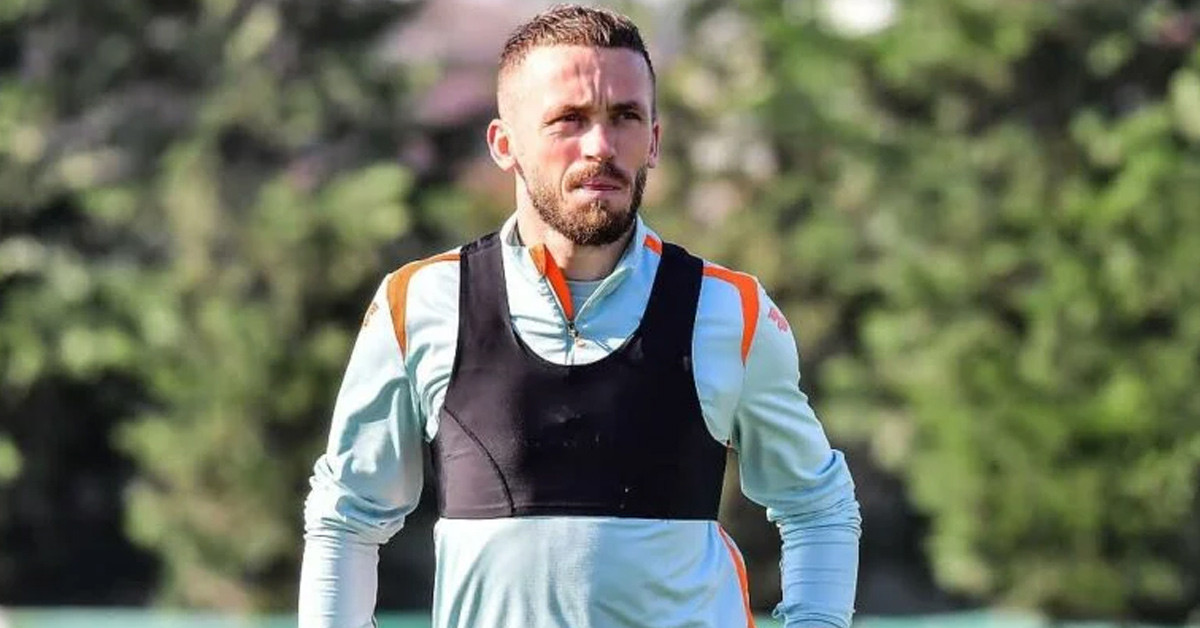 HANGİ MEVKİDE OYNUYOR?