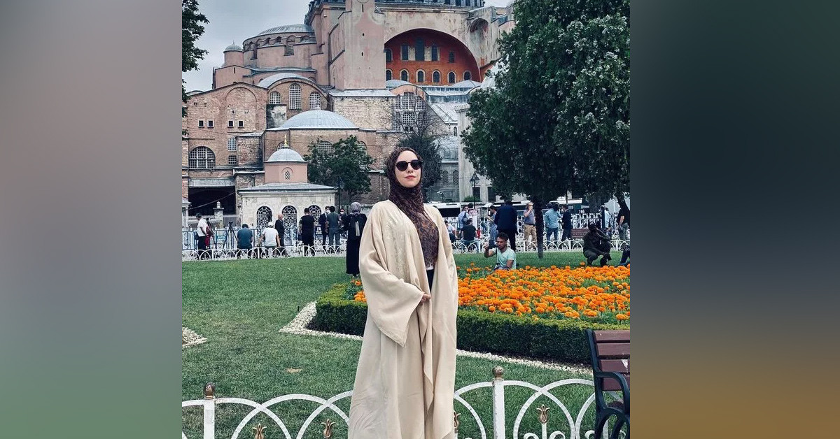 Ablasının izinden gidiyor