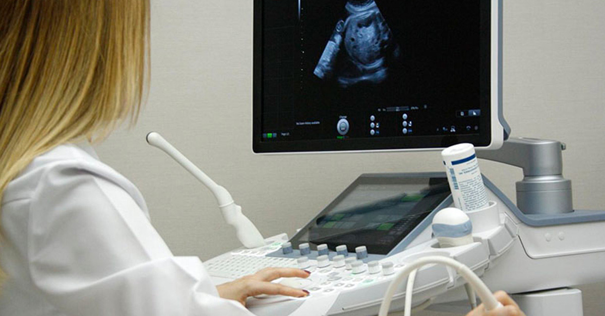 Adet kanaması görüyor