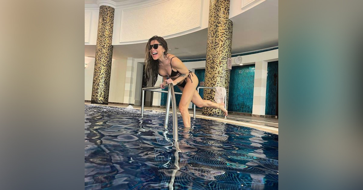 Havuz başında verdiği poz