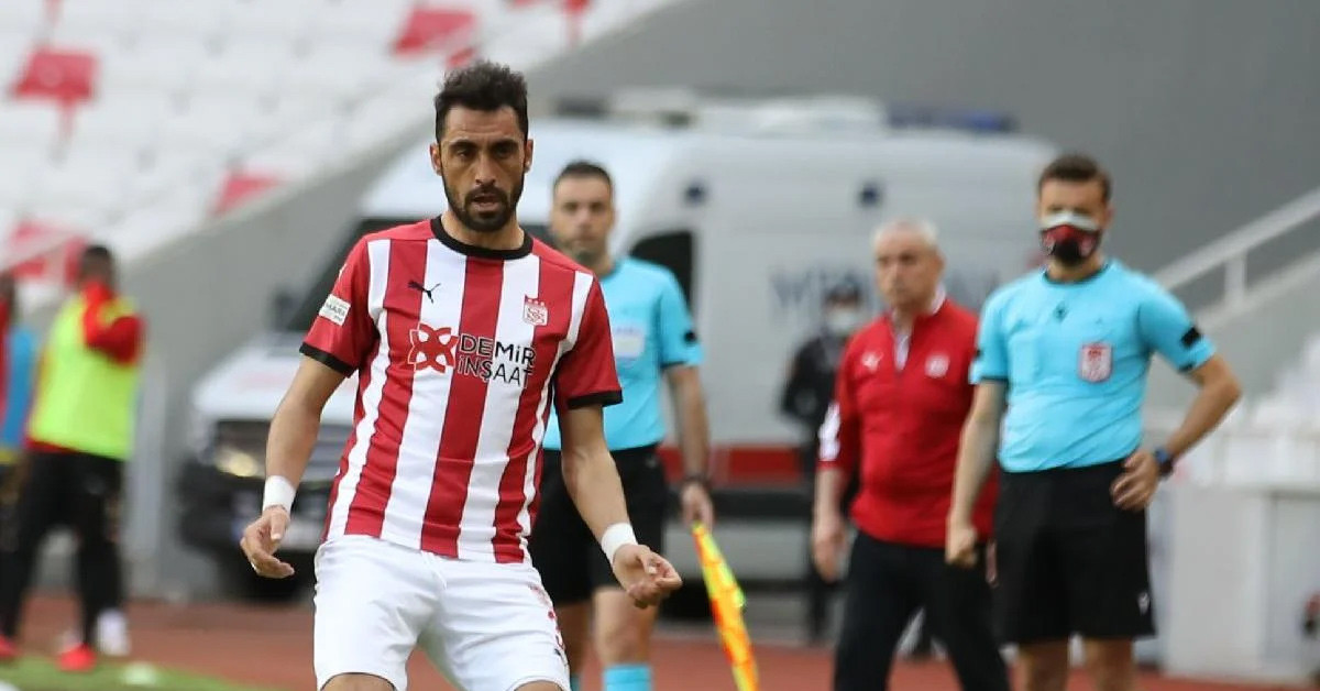 HANGİ MEVKİDE OYNUYOR?