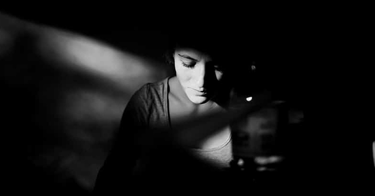 Kızının ellerini bağladı