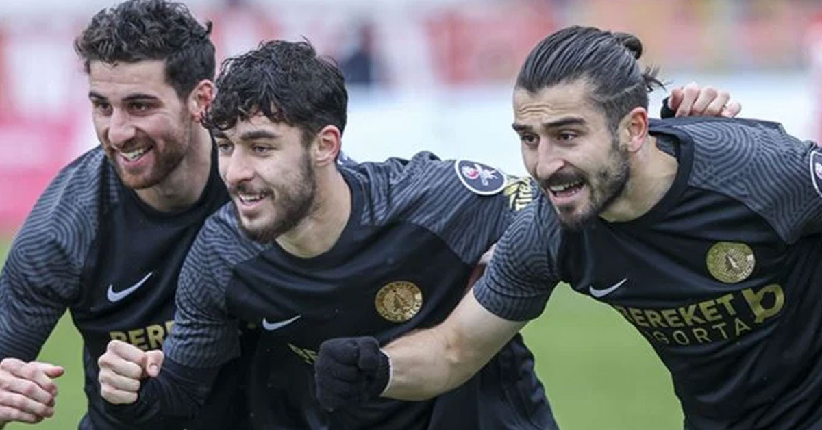 Merkez orta saha olarak oynuyor