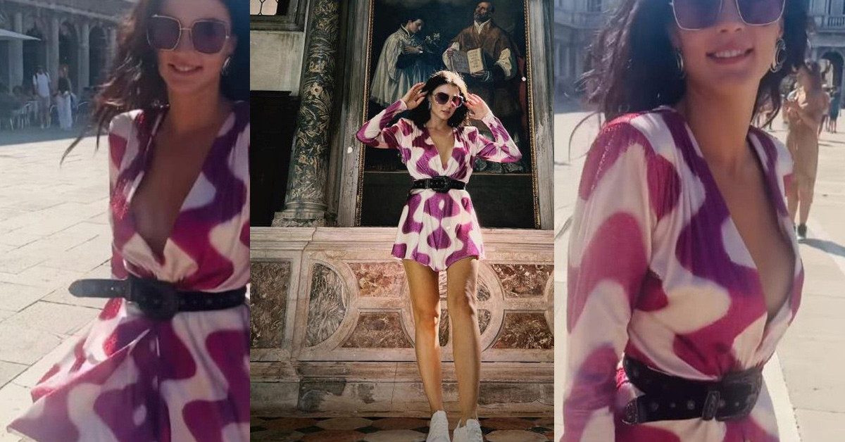 Mini elbisesiyle poz verdi