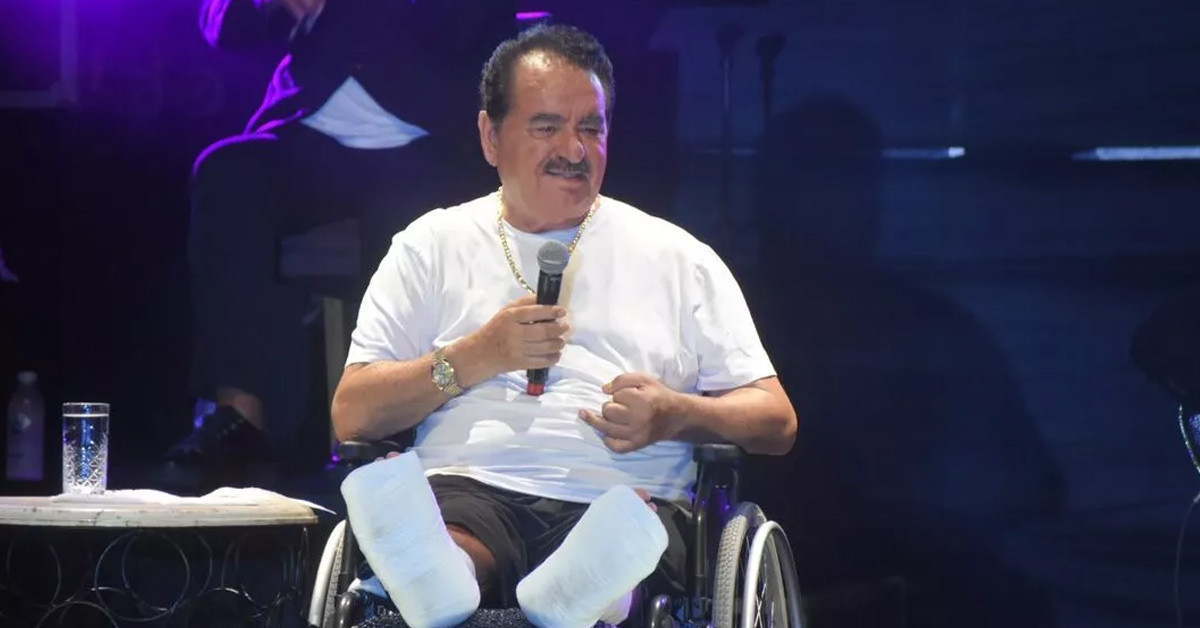 Alçılı ayaklarla konser verdi