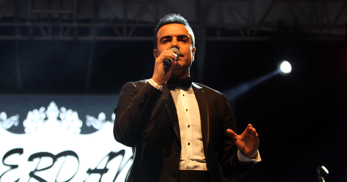 ÜNLÜ ŞARKICININ YENİ SEVGİLİSİ OLAY OLDU