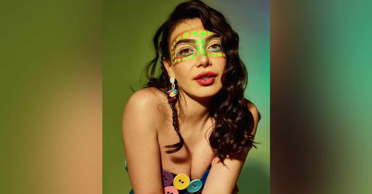 Düğmeli büstiyeri dikkat çekti