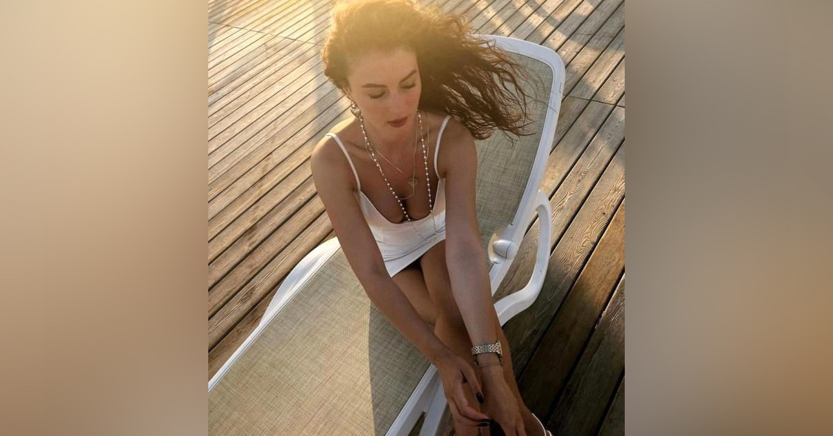 Şezlong üzerinde iddialı pozlar