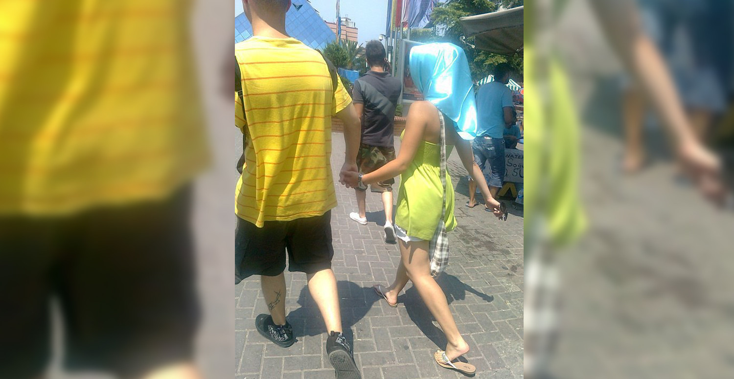 Mavi başörtülü kadın