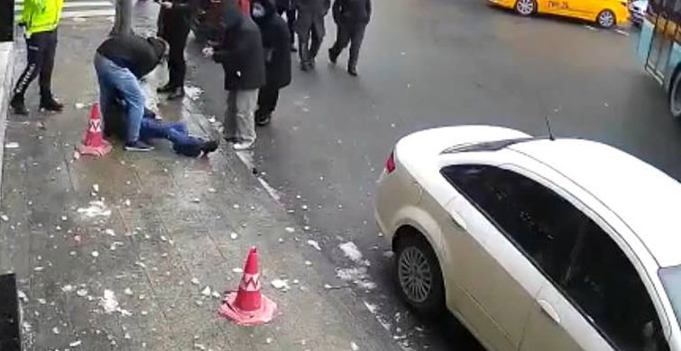 PENCEREDEN KALDIRIMDA YÜRÜYEN KİŞİNİN ÜZERİNE DÜŞTÜ