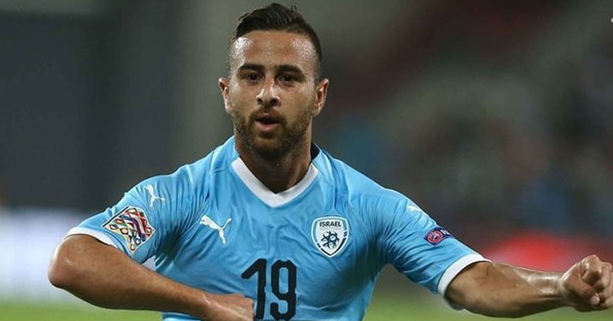 Ülkesinin milli takımında oynuyor