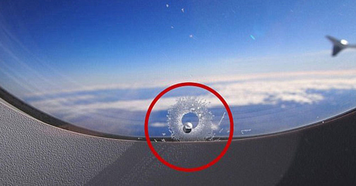 UÇAK PENCERİSİNDEKİ DELİK