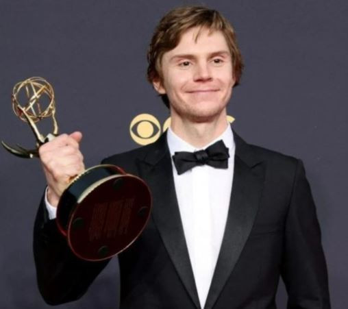 EN İYİ YARDIMCI ERKEK OYUNCU- MİNİ DİZİ/ TV FİLMİ