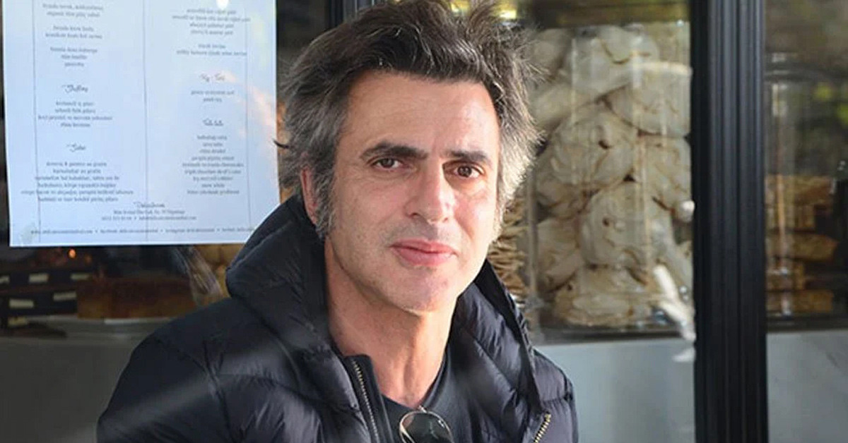 Dudaklarına ruj sürdü