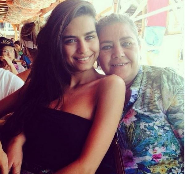 Amine Gülşe ve Annesi