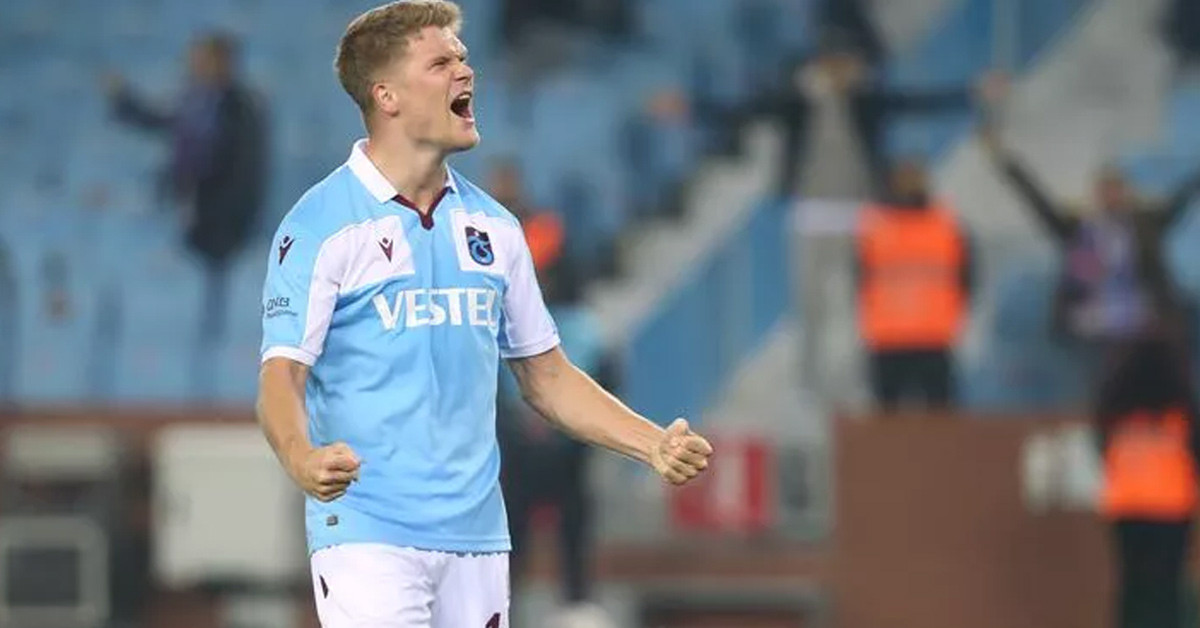 Hangi mevkide oynamaktadır?