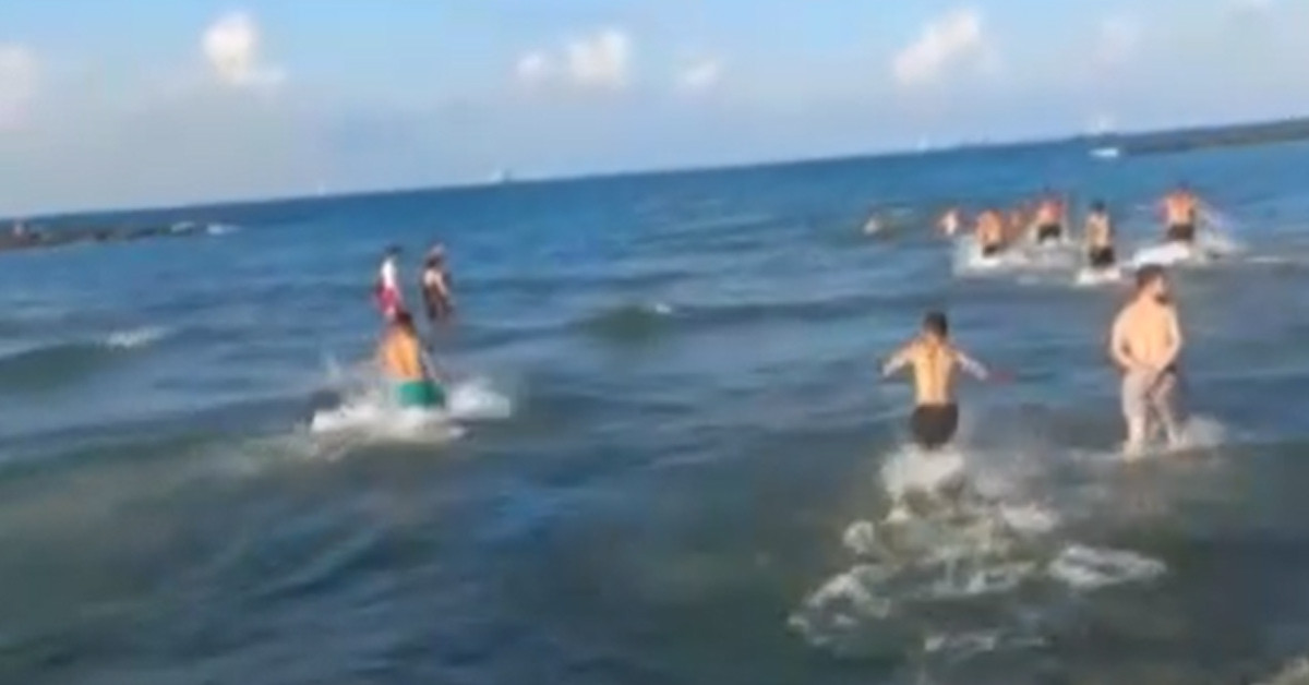 2 şahıs şortunu indirdi