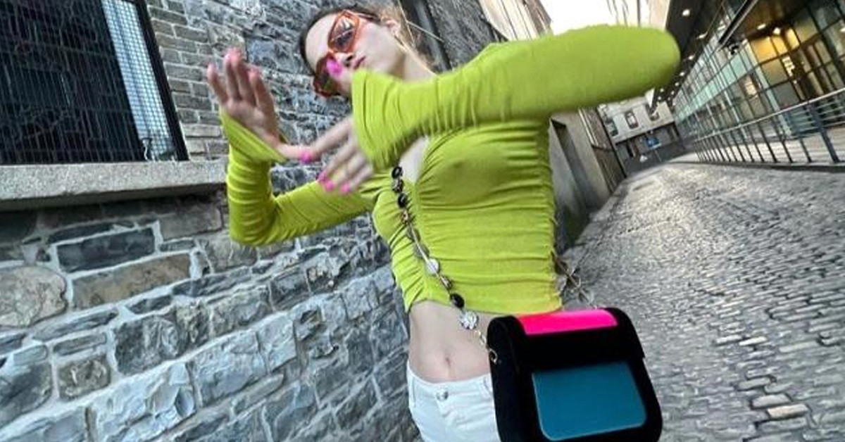 Sütyensiz poz verdi