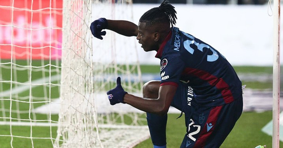 HANGİ MEVKİDE OYNUYOR?