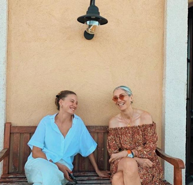 Serenay Sarıkaya ve annesi