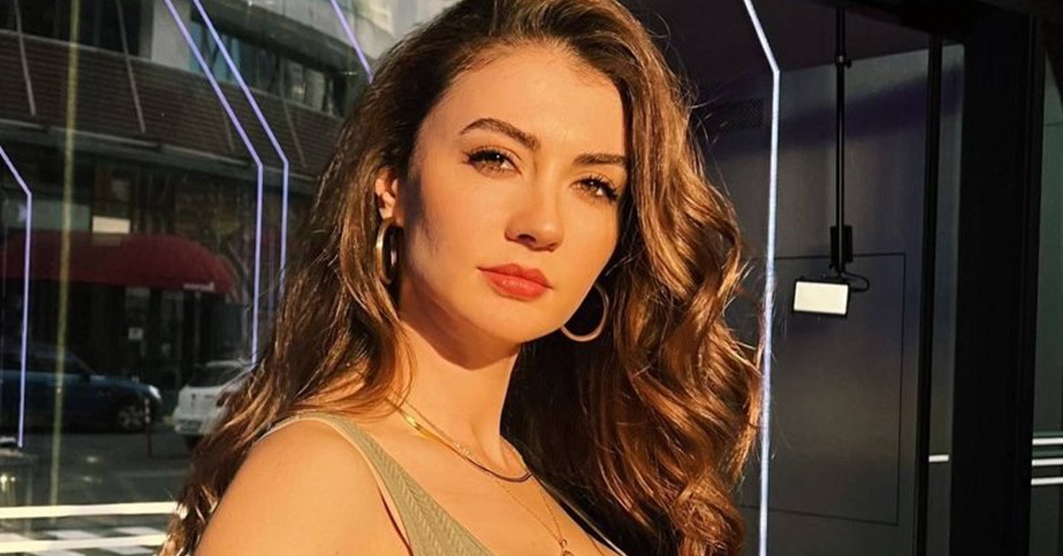 Siyah mayosuyla poz verdi