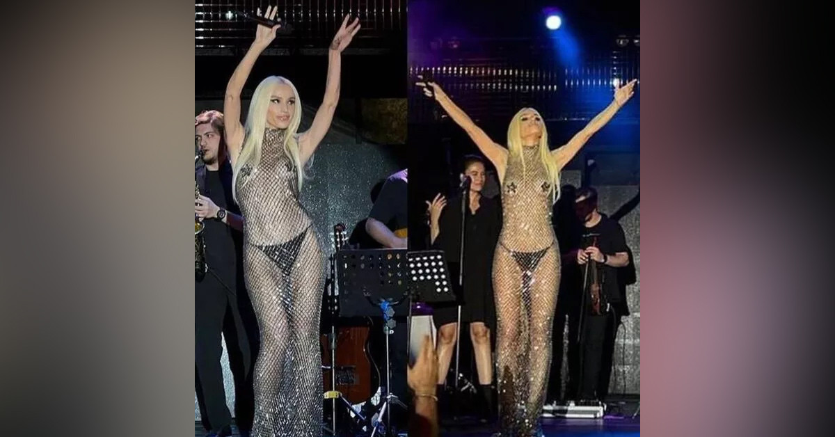 Göğüslerini açtı