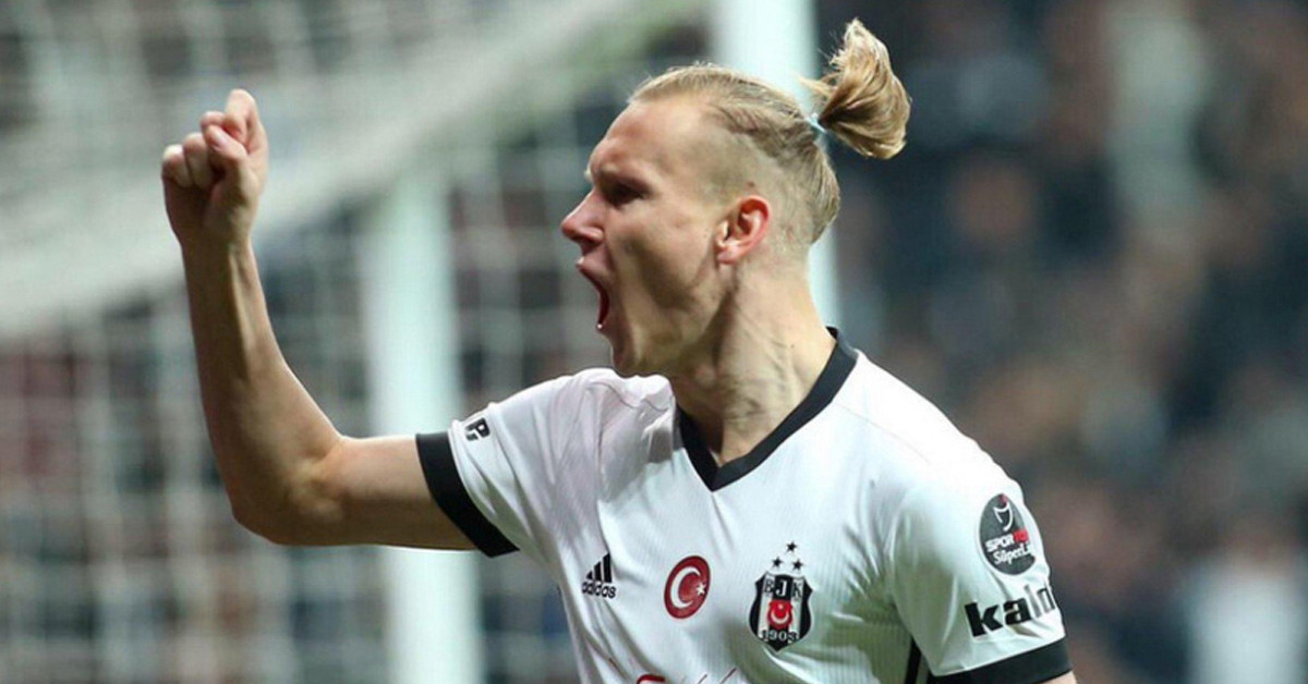 HANGİ MEVKİDE OYNUYOR?