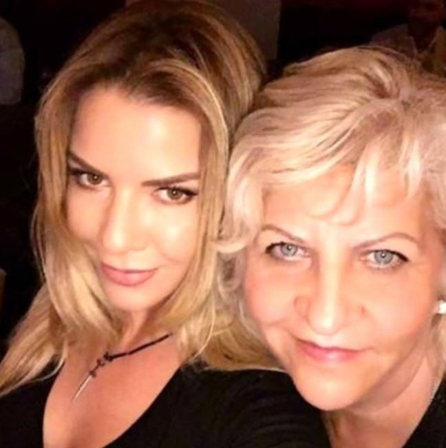 Ivana Sert ve Annesi