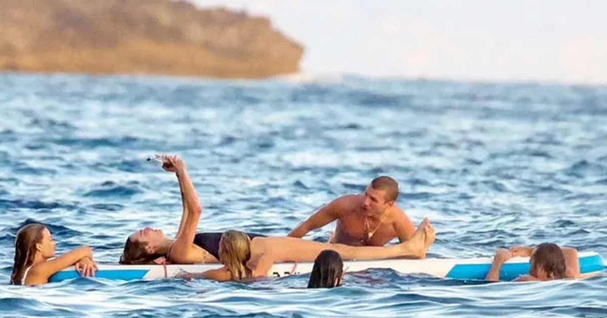 Kıyafeti dikkat çekti