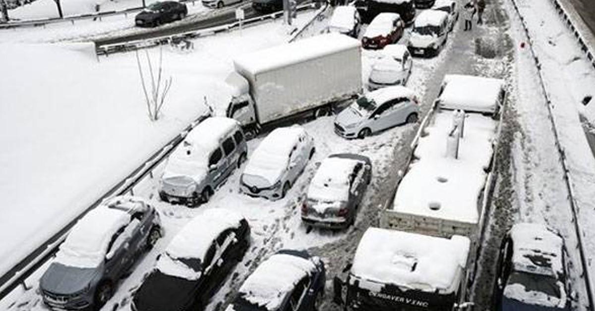 Yeşilköy havaalanında 86 cm kar