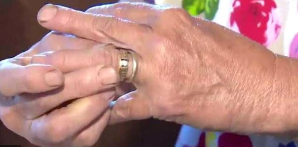 KAYIP YÜZÜK 13 YIL SONRA TARLADA BİR HAVUCUN ÜZERİNDE ÇIKTI