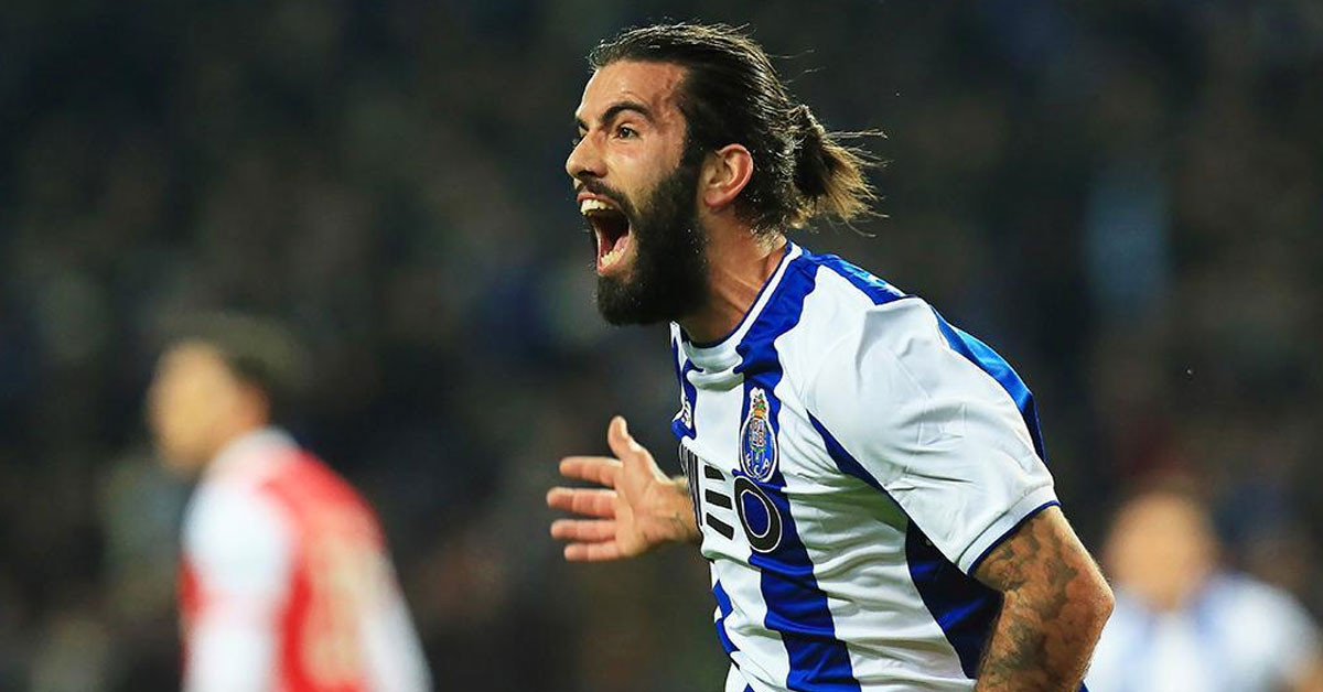 Oynadığı bölgeler dikkat çekmekte