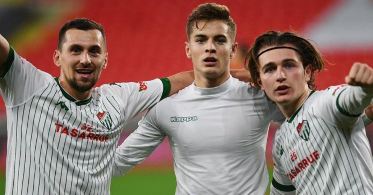 HANGİ MEVKİDE OYNUYOR?