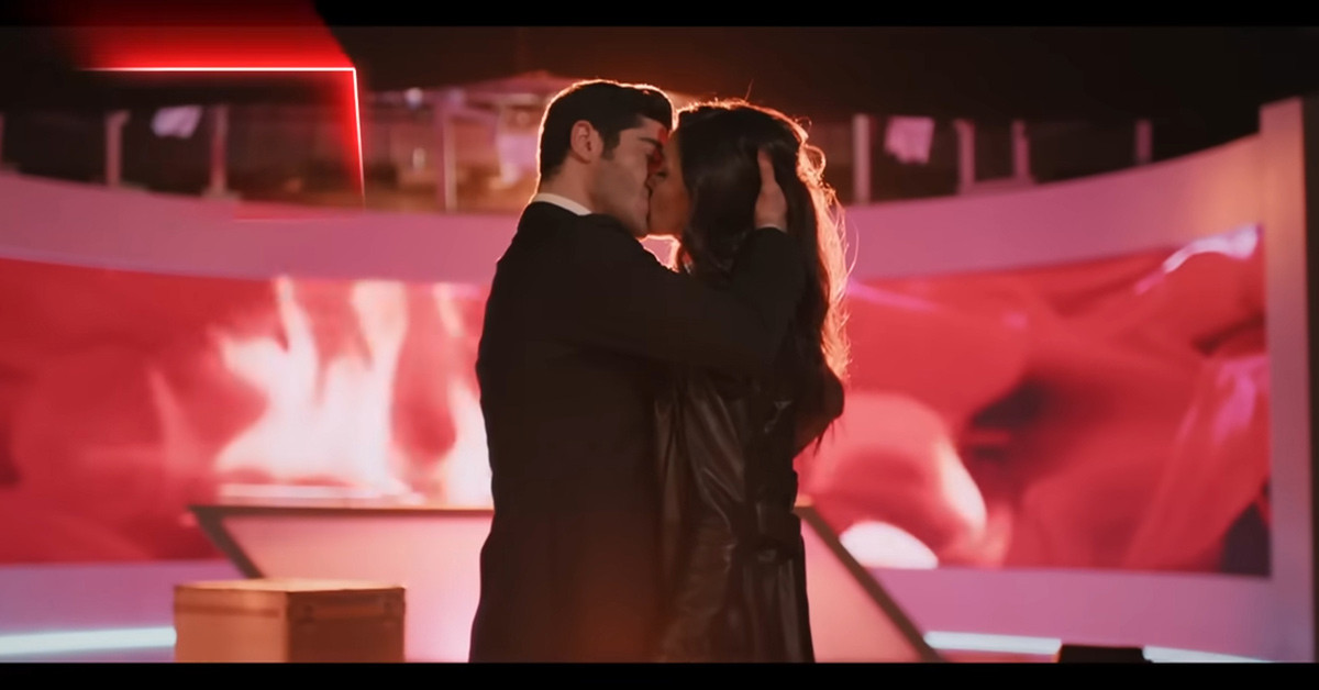 Bambaşka dizisinde öpüşme sahnesi