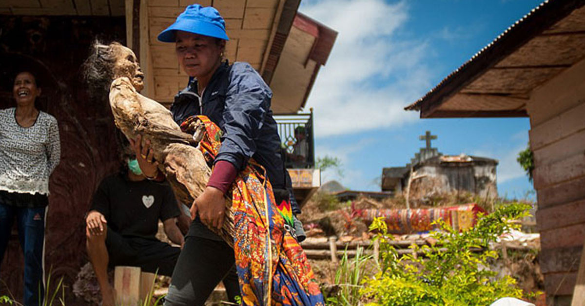 Ölüler mezardan çıkarılıyor