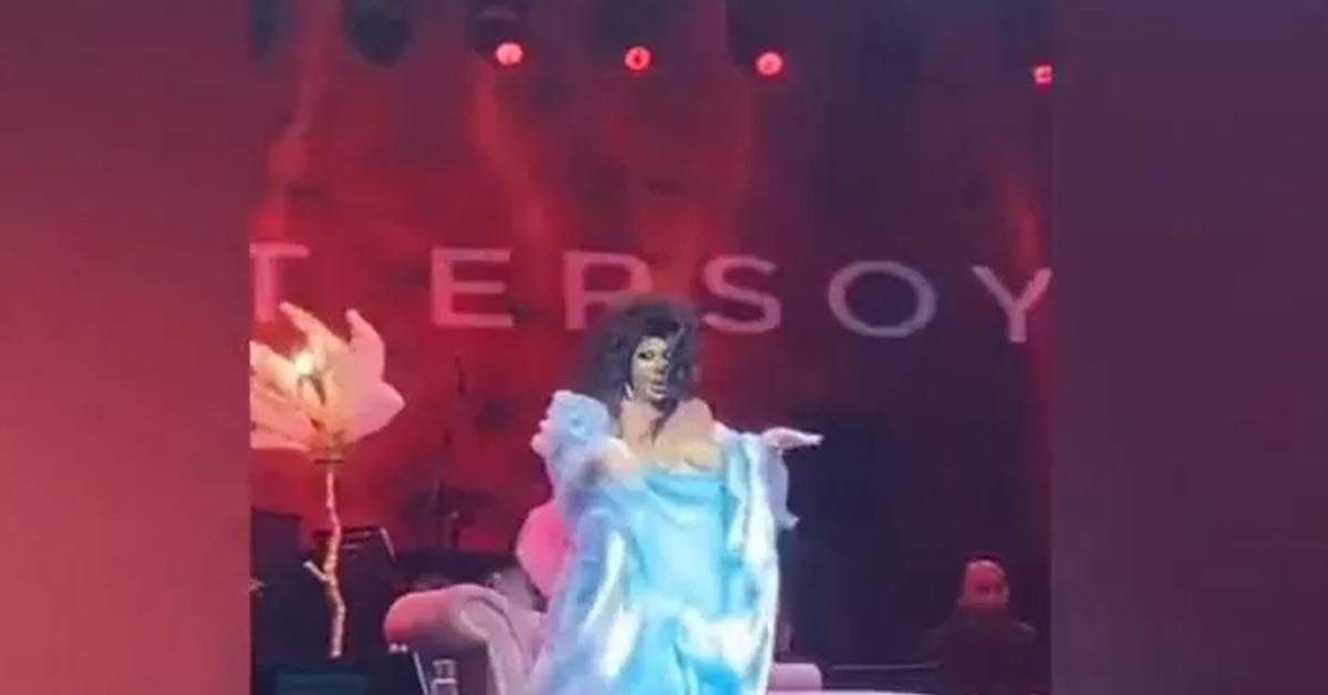 Göğüsleri açıldı