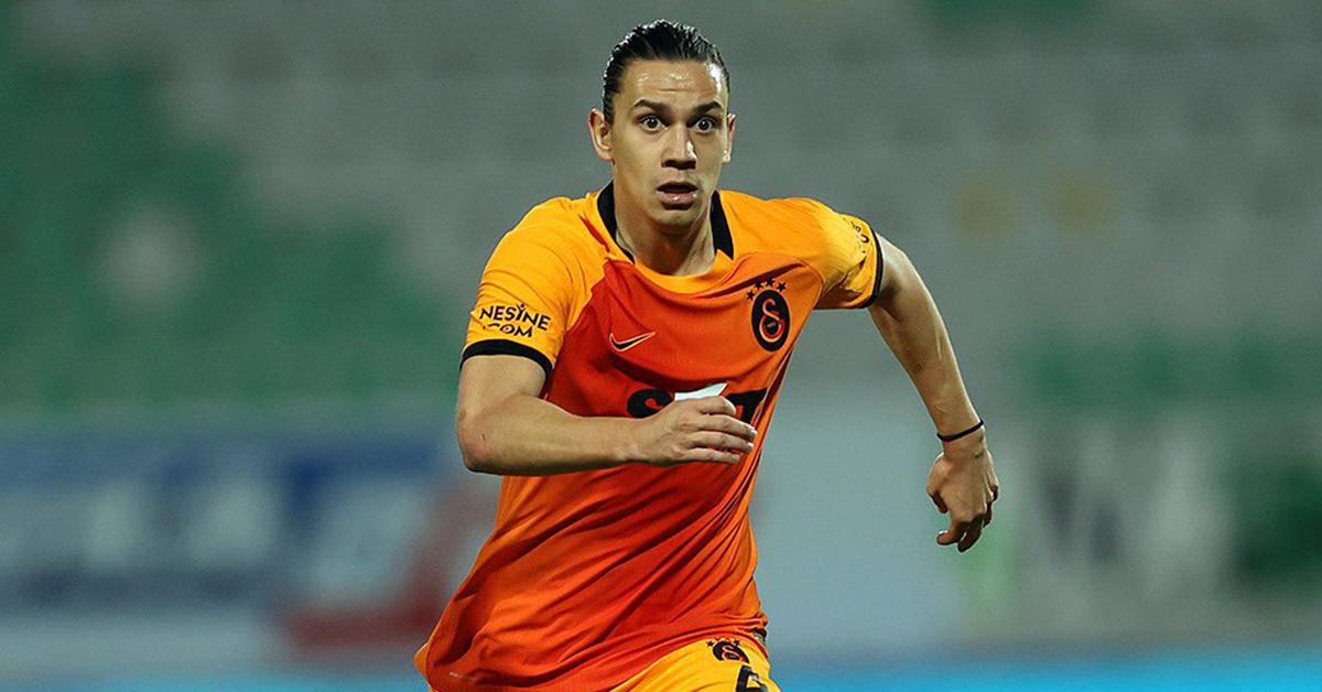 HANGİ MEVKİDE OYNUYOR?