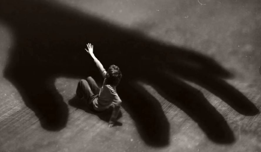  MAHALLELİ SAKİN KALAMADI, EVİ ATEŞE VERDİ