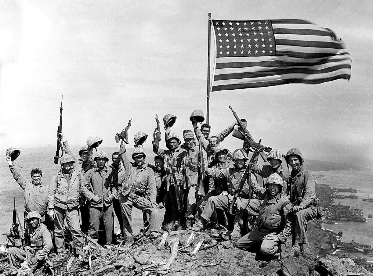 İkinci Dünya Savaşı Döneminden Bir Zafer Pozu