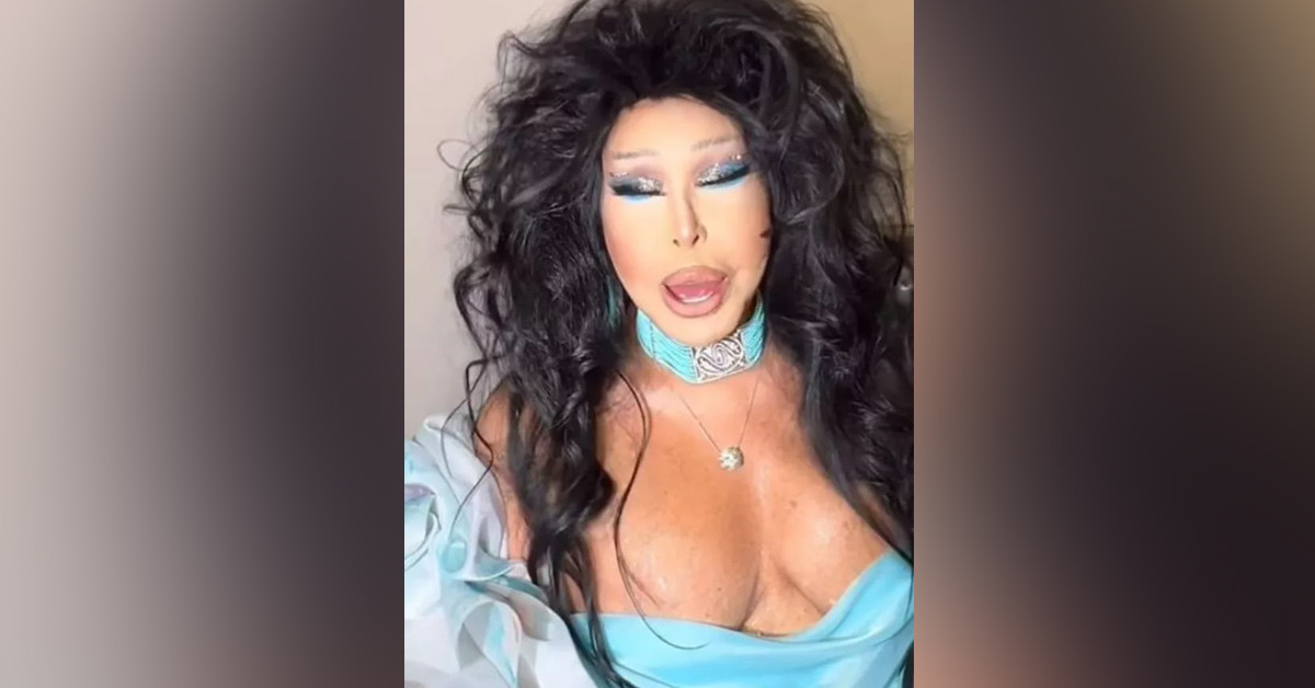 Elbisesi dikkat çekti