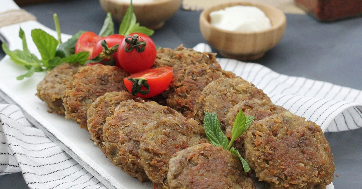 Beşamel soslu patatesin yanına ne iyi gider?