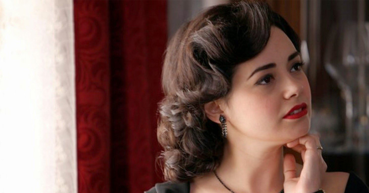 ÖZGÜ NAMAL KİMDİR?