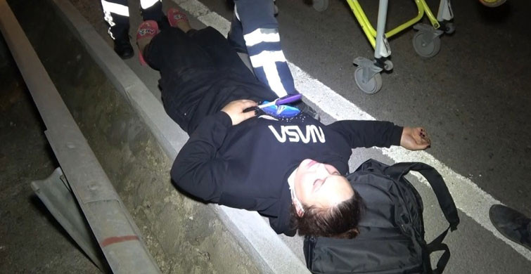 KARNINA SAPLI BIÇAKLA HASTANEYE KALDIRILDI