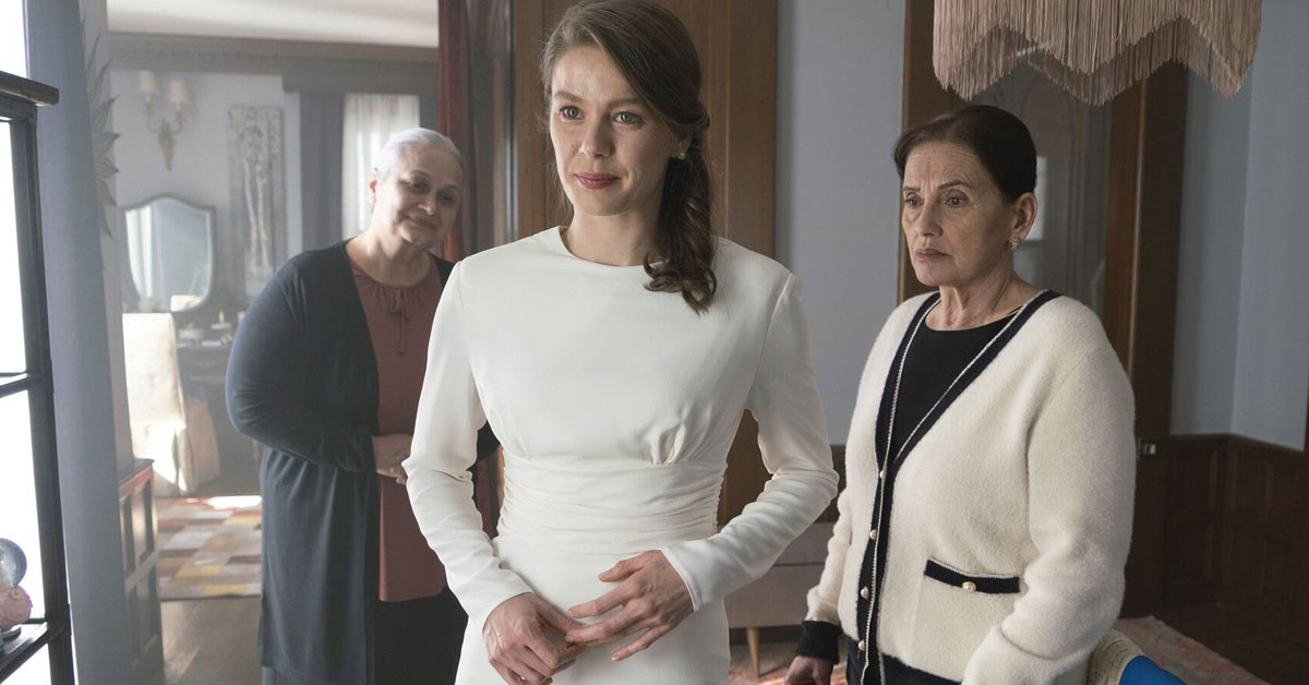 CAMDAKİ KIZA VEDA EDİYOR MU?