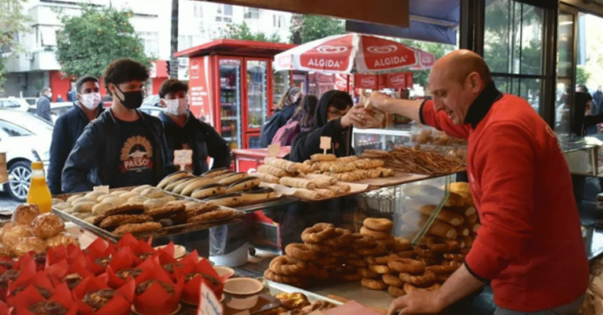 Adana'da Bedava Poğaça ve Simit Dağıttı